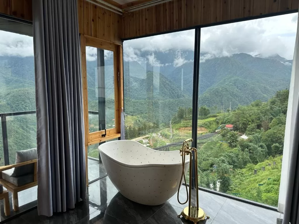 Lá Đỏ 2 Homestay & Coffee Sapa bị bồn tắm và cửa sổ nhìn ra núi