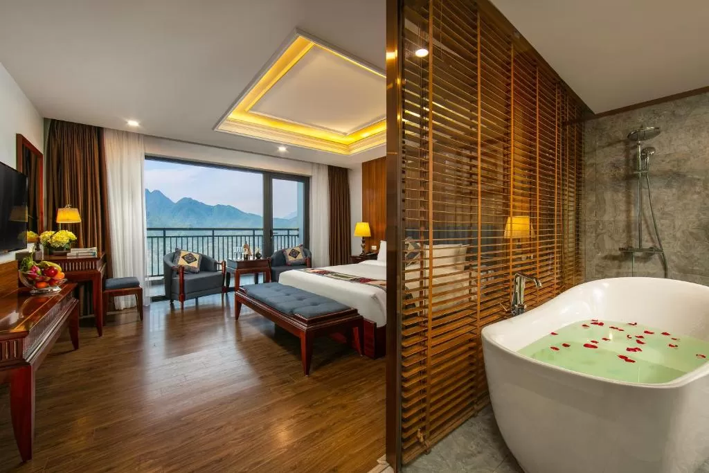 Phòng lãng mạn Bamboo Sapa Hotel có bồn tắm