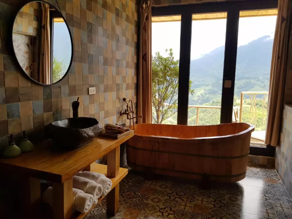 Sapa Clay House Mountain Retreat với bồn tắm và hướng nhìn ra núi